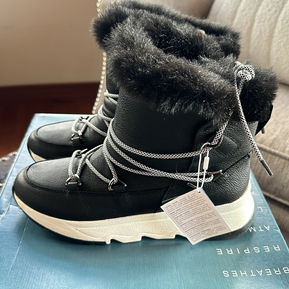Geox Falena ABX 13
MODEL NUMBER: 9614386 women’s size 7 new with box.